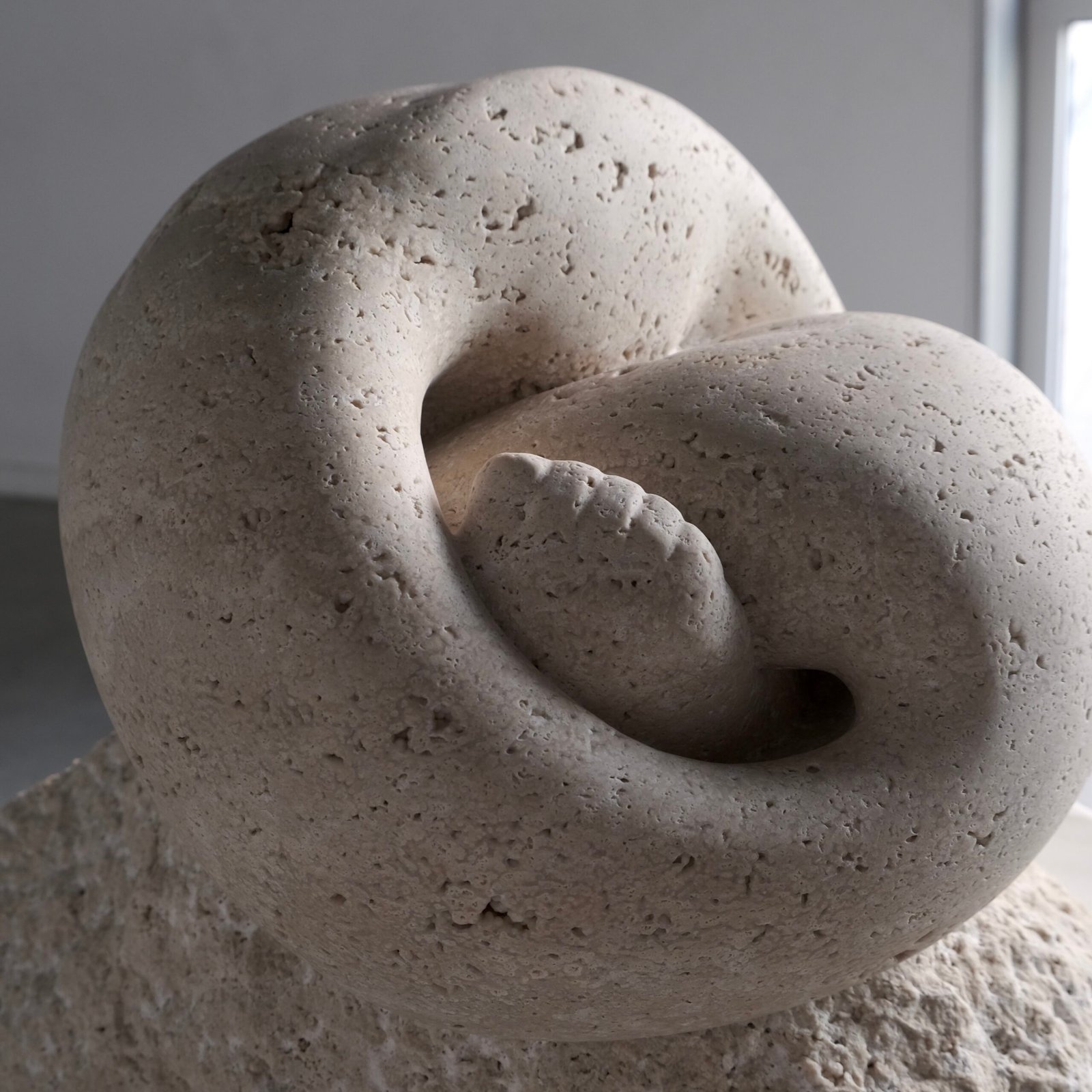 CÓMODA EN LA INCOMODIDAD (2025) - Imagen 2